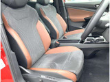 【運転席シート 通常モデル 前席シートヒーター付き】欧州車らしく硬めのシートが体を程よくつつみこみ、長距離でも快適に運転できます。フロント両席にはシートヒーターを装備、寒い日には大変嬉しいアイテムです