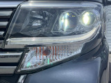 【LEDヘッドライト】悪天候や夜間走行時も良好な視界を確保し安心して運転できる高輝度LEDヘッドライトを装備!点灯速度が早く、消費電力も抑えられています。