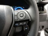 レーダークルーズコントロール機能付きです。走行中に先行車の様子を検知しながら、設定した車速の範囲内で先行車との距離のキープを支援します。詳細は販売店スタッフまでおたずねください。
