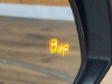 【ブラインドスポットモニター】走行中、ドアミラーの死角になりやすい箇所に後続車が接近するとサイドミラーのレンズに警告を表示!ドライバーに注意喚起をしてくれます。