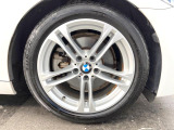 ●純正18インチアルミホイール:輸入車ならではの卓越した走りを支えるホイールと足回りです!日本車の走りに慣れている方にもぜひ体感して頂きたいほど、高いレベルでまとまっています!
