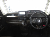 シンプルながら機能性溢れるインパネ廻りです♪視界性も良く運転しやすいです♪各操作スイッチ類なども使いやすい位置に配置されています♪