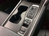 スイッチ式のシフトに電子パーキングブレーキ搭載でオートブレーキホールドも装備(^^)/信号待ちなどで重宝しますよ〜(*^_^*)