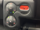 【オートエアコン】一度お好みの温度に設定すれば、車内の温度を検知し風量や温度を自動で調整。暑い&hellip;寒い&hellip;と何度もスイッチ操作をする必要はありません。快適な車内空間には必須の機能ですね♪