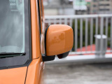 狭い駐車場でも安心。スイッチ操作だけでドアミラーの格納展開が可能。電動格納式リモコンドアミラー!
