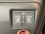リアドアは乗り降りに便利な両側電動スライドドアです。また運転席に座っていながらスイッチ操作で自在にスライドドアを開け閉めできます。
