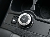 4WD切替スイッチ、ヒルディセントコントロールスイッチとドリンクホルダー