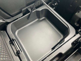 助手席側の座席下には車検証などの小物を入れて頂けるスペースを設置。さらに取っ手が付いているので、そのまま取り出して使う事も可能です。