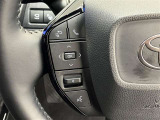 【ステアリングスイッチ付ハンドル】ナビゲーションに視線を移さず、ハンドルから手を離さず、運転に集中したまま手元でオーディオ操作できます♪