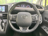 インテリアに合わせたデザインのステアリングは、運転される方のことも考え、運転しやすい形状、大きさです。是非一度、実際に触ってお確かめください。