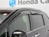 車内の空気の入れ替えだけでなく、雨天時の雨の入り込みや紫外線防止にも役立つドアバイザー装着済みです。