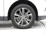 タイヤサイズは(225/60R18)で純正アルミホイールです。