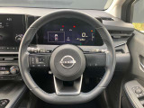 D形状のステアリング。乗降時に足が当たり難くスムーズに乗り降りできます。左側にオーディオなどを操作出来るスイッチを装備しています。