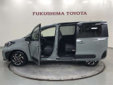 【まるごとクリーニング】シートを取り外し、車内を徹底洗浄。隅々まで丁寧に仕上げています。