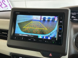リバースギアに入れるだけで後方の表示へ切り替わります。夜間や雨の日の駐車も楽になりますよ。