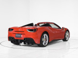 インテリアも情熱的な「Rosso Ferrari(レッド)」のレザーで統一され、ダッシュボード上部(アッパーゾーン)までレザーで仕立てられた上質な空間です。