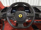LED付カーボンファイバー製ステアリングホイールを装着。エンジン回転数に合わせて点灯するLEDが、F1マシンのような操作体験を提供します。