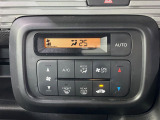 【オートエアコン】一度お好みの温度に設定すれば、車内の温度を検知し風量や温度を自動で調整。暑い&hellip;寒い&hellip;と何度もスイッチ操作をする必要はありません。快適な車内空間には必須の機能ですね♪
