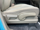 シートハイトアジャスターが付いているので運転姿勢を調整するのに便利ですね。身長に合ったシートポジションは安全運転や疲労軽減にもつながります。