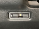 ハンドルの左下にETCがついています。高速道路の料金所の通過も楽々です!。 カードの取り出しもしやすい場所についています。