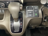 CVT車のセレクトレバーです。低速から高速まで、変速ショックのないスムーズな走りと、エンジン効率のよい領域を維持して燃費にも貢献します。サイドブレーキはスイッチ操作の電子制御パーキングブレーキです。