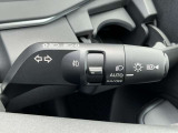 ハイビームアシストは周囲の明るさから対向車や先行車、街灯の有無などをフロントカメラが検知して、自動でハイビーム(上向き)とロービーム(下向き)を切り替える機能です。