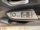 電動格納式リモコンドアミラーと、パワーウィンドウスイッチ等は運転席ドアにあります。