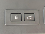 【パワーバックドア】スマートキーや運転席のボタンを押すだけでリアゲートが自動で開閉します!荷物を持っている時や、高い位置にあるバックドアを閉める際に便利な機能です♪