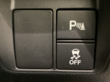 VSA装備車です。VSAはドライバーの操作と車の動きを見守っています。もし車の挙動が乱れたとき、4輪別々にブレーキをかけたり、エンジンパワーをしぼることによって車を安定させます。