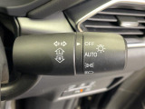 【オートマチックハイビーム(AHB)】フロントウインドウガラス上部に設置された前方カメラにより、前方車両のランプや街路灯などの明るさを判定し、自動的にハイビームとロービームを切り換えてくれます!