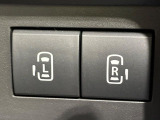 【両側パワースライドドア】スマートキーや運転席のスイッチで後席両側スライドドアの開閉が可能♪電動だから力を入れてドアを開ける必要が無く、小さなお子様でも簡単に開け閉めでき快適です♪