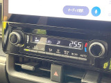 【オートエアコン】一度お好みの温度に設定すれば、車内の温度を検知し風量や温度を自動で調整。暑い&hellip;寒い&hellip;と何度もスイッチ操作をする必要はありません。快適な車内空間には必須の機能ですね♪