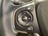 ステアリングにオーディオ操作スイッチが付いています。オーディオ画面に直接タッチしなくても操作が出来ますので、運転に集中できます。