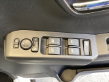 ドアミラーのスイッチは運転席ドアにあります。