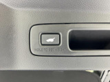 【パワーテールゲート】ボタン操作でテールゲートの開閉が可能です。運転席やリモコンキーでも操作できます。