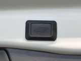【パワーバックドア】スマートキーや運転席のボタンを押すだけでリアゲートが自動で開閉します!荷物を持っている時や、高い位置にあるバックドアを閉める際に便利な機能です♪
