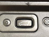【パワーバックドア】スマートキーや運転席のボタンを押すだけでリアゲートが自動で開閉します!荷物を持っている時や、高い位置にあるバックドアを閉める際に便利な機能です♪
