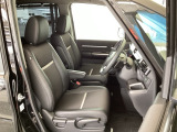 フロント広々、セパレートシートの運転席は、ハイトアジャスターが付いているので、快適にドライブができます。ハンドルはテレスコピック機能で、ハンドル位置を上・下・手前・奥に調節できます。