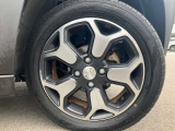 165/60R15のアルミホイール。シンプルなデザインもさる事ながら、重量軽減と立体感を与えられた贅沢なアルミホイールです!