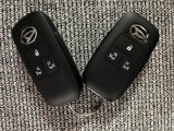 電子カードキーを携帯していれば、ドアハンドルやバックドアのリクエストスイッチを押すだけでドアの施錠・解錠が出来ます♪もちろん 遠隔操作も可能です!盗難防止のイモビライザー機能装備ですよ ☆