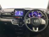 車内は光触媒抗菌消臭施工済です。スタイリッシュなデザインでスポーティなインパネ周りを演出します。グローブボックスやカップホルダーのほかにトレーなどたくさんの収納スペースが付いています。