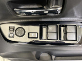【電動格納ミラー】運転席のスイッチで、ドアミラーの開閉や角度の調整ができます。