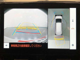 【パノラミックビューモニター(床下透過表示機能付)】クルマを上から見たような画像をディスプレイに表示し、運転席から確認しにくい箇所も確認できます。車両直下及びタイヤ付近のアンダーフロアの確認も可能です