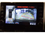 パノラミックビューモニター付きです。車両を上から見たような映像をディスプレイ画面上に表示。運転席からの目視だけでは見にくい、車両周辺の状況をリアルタイムでしっかり確認できます。