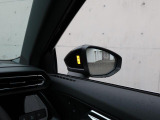 アウディサイドアシスト『後方の死角を並走する車両を検知しドアミラーの内側のLEDが点灯。ドライバーに注意を促し事故を未然に防ぐシステムです。』