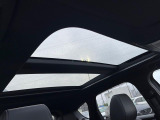 【大型サンルーフ】車内の解放感が一気に上がる大型のパノラマルーフ!季節を問わず開放的で快適なドライブをお楽しみいただけます。流通量も少なく希少価値の高い人気の装備です♪