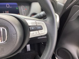ステアリング右手側に安全運転支援機能のホンダセンシングをコントロールするスイッチ、左手側にオーディオ関連のコントロールスイッチを配置、視線を逸らすことなく運転に集中できます