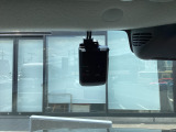 フロント側ドライブレコーダー。運転中の映像・音声などを記録して、交通事故やトラブルが起きた時の正確な状況把握に役立つドライブレコーダーが装着されています。