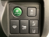 Hondaセンシング用の、VSA(ABS+TCS+横滑り抑制)解除と路外逸脱抑制機能のオンオフスイッチなどはハンドルの右側に装備しています。燃費に役立つECONボタンもここです。