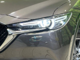 【LEDヘッドライト】悪天候や夜間走行時も良好な視界を確保し安心して運転できる高輝度LEDヘッドライトを装備!点灯速度が早く、消費電力も抑えられています。